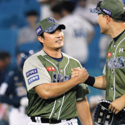 Oh Seung-hwan Achieves 500th Career Save